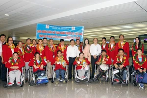 Nồng nhiệt chào đón đoàn thể thao Người khuyết tật Việt Nam trở về