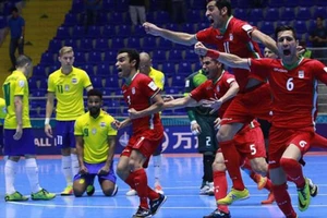 Loạt trận thứ 2 vòng 16 đội: Iran tạo “địa chấn”