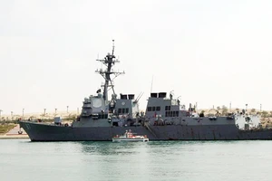 Tàu chiến Mỹ bị tên lửa nhắm bắn ngoài khơi Yemen