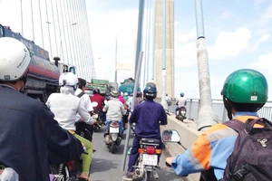 Xe tải giành đường xe máy trên cầu Phú Mỹ