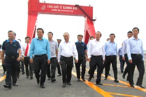 Thủ tướng Nguyễn Xuân Phúc khảo sát Cảng quốc tế Long An