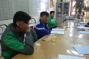Hà Nội: Phạt ba tài xế taxi tiểu bậy 6 triệu đồng