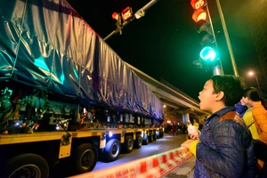 Cẩu thành công toa tàu đầu tiên lên ray tuyến đường sắt Cát Linh-Hà Đông