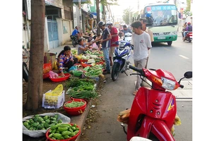 Đường Nguyễn Duy Trinh vẫn còn bị chiếm dụng gây kẹt xe