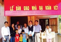 Nhà Việt Nam trao tặng 5 căn nhà tình thương