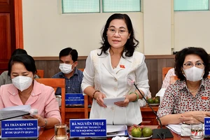 Chủ tịch HĐND TPHCM Nguyễn Thị Lệ phát biểu tại buổi giám sát UBND quận 10 về việc thực hiện luật nhà ở trên địa bàn TP. Ảnh:VIỆT DŨNG