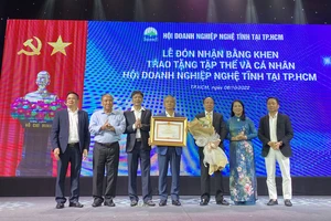 Đồng chí Trần Kim Yến trao bằng khen của Thủ tướng cho Thường trực Hội Doanh nghiệp Nghệ Tĩnh tại TPHCM