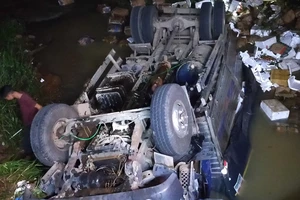 Đắk Nông: Xe tải mất lái lao xuống suối, 2 người tử vong