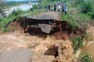 Đắk Lắk: Mưa lớn, ngập nhà dân, nhiều tuyến đường sạt lở