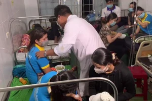 Gần 100 công nhân nhập viện nghi ngộ độc thực phẩm
