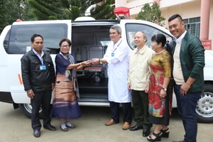Trường Sĩ quan Lục quân 2 và Công ty Xuyên Việt Oil tặng xe cứu thương cho Trung tâm y tế huyện Lắk