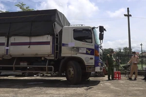 Truy đuổi 100km bắt tài xế xe tải tông gãy nhiều barie, vượt chốt kiểm dịch