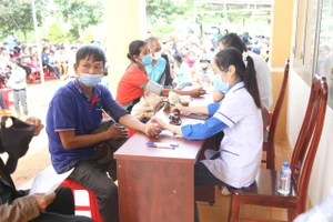 Khám bệnh, phát thuốc miễn phí cho người dân nghèo vùng biên giới Đắk Nông