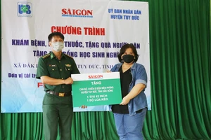 Báo SGGP thăm, tặng quà cán bộ, chiến sĩ Đồn Biên phòng ở Đắk Nông
