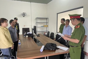Bắt giám đốc và nhiều nhân viên một trung tâm đăng kiểm ở Đắk Lắk