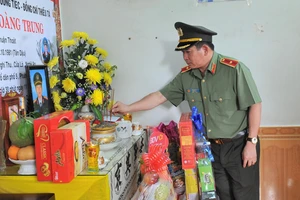 Thiếu tướng Đinh Văn Nơi thăm hỏi gia đình liệt sĩ, cán bộ công an bị thương trong vụ tấn công 2 trụ sở UBND xã ở Đắk Lắk