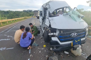 Đắk Lắk: Xe chở đoàn khách du lịch va chạm với xe tải, 13 người thương vong