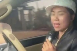 Xác minh chủ nhà hàng tiệc cưới vừa lái xe vừa hát karaoke