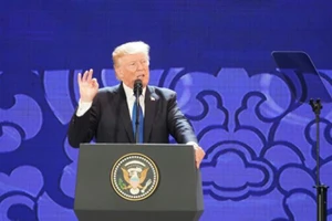Tổng thống Hoa Kỳ Donald Trump phát biểu tại APEC CEO Summit chiều 10-11 ngay sau khi đến Đằ Nẵng
