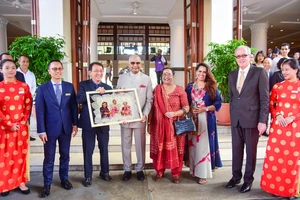 Tặng Tổng thống Ấn Độ bức hình ông cùng gia đình làm từ lá bồ đề Ấn Độ