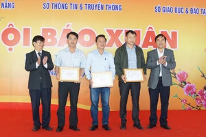 Ban tổ chức trao giải Nhì cho các đơn vị tham gia Hội Báo Xuân Kỷ Hợi TP Đà Nẵng năm 2019