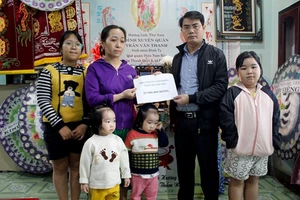 Báo SGGP trao 29.500.000 đồng hỗ trợ cho gia đình chị Út