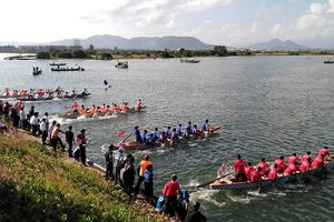 Sôi động giải đua thuyền truyền thống trên sông Cu Đê 