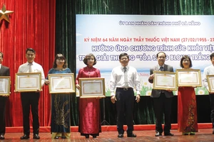 Đà Nẵng: Trao giải thưởng “Tỏa sáng Blouse trắng” cho 20 y, bác sĩ