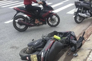 Xe máy mất lái tông vào cột báo giao thông khiến 2 mẹ con tử vong