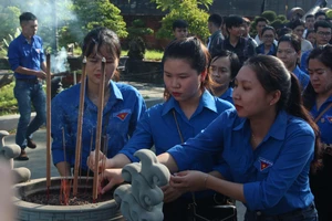 Tổ chức dâng hương kỷ niệm 161 năm ngày Đà Nẵng kháng chiến chống Pháp