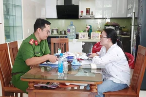 Công an phường Hòa Xuân làm việc với bà Hằng tại nhà