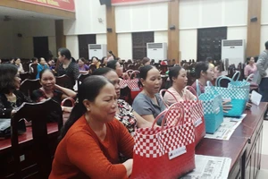 Tặng 1.000 giỏ đi chợ thân thiện với môi trường cho phụ nữ Đà Nẵng