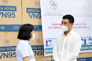 Công ty VCD cùng Khách sạn Luxtery trao tặng 30.000 khẩu trang cho TP Đà Nẵng