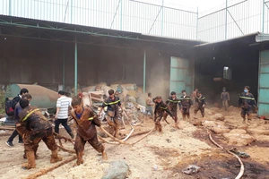 Cháy lớn tại cơ sở sản xuất bột nhang ở Gia Lai