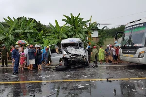 Vụ 2 xe khách đối đầu ở Kon Tum: Đã có 4 người tử vong