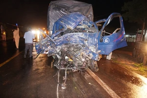 Tai nạn liên hoàn giữa 2 xe khách và xe tải, 1 người chết, nhiều người bị thương