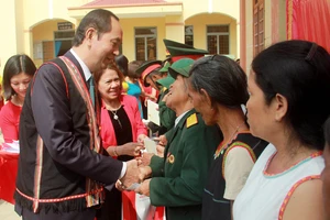 Chủ tịch nước Trần Đại Quang thăm, tặng quà đồng bào xã biên giới Rờ Kơi