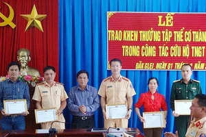 UBND huyện thưởng nóng cho các đơn vị đã tích cực cứu hộ. Ảnh: Cổng thông tin UBND huyện Đắk Glei