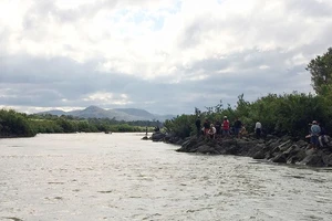 Người dân đi dọc sông tìm kiếm 3 học sinh bị mất tích