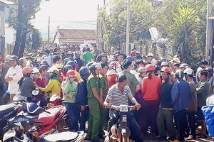 Hàng trăm người dân bao vây đại lý thu mua cà phê để đòi nợ
