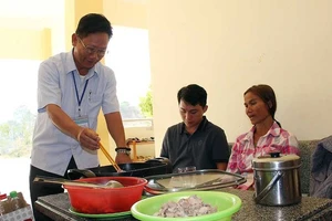 Giáo viên vùng cao nấu cơm trưa miễn phí cho học sinh