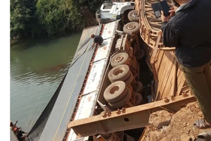 Gia Lai: Sập cầu sắt, tài xế may mắn thoát chết 