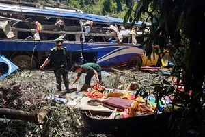 Thêm 1 nạn nhân vụ lật xe khách ở Kon Tum tử vong