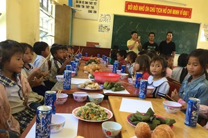 Báo SGGP tiếp sức thầy cô “ngôi trường bỏ tiền túi nấu ăn miễn phí cho học sinh“
