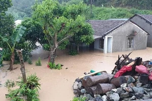 Nhà dân ở huyện Đắk Glei bị ngập trong ngày 28-10. Ảnh. BỒ CÔNG ANH
