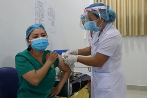 Các y, bác sĩ ở Gia Lai được tiêm vaccine Covid-19