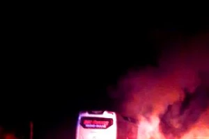  Cháy xe khách trong đêm, 11 người thoát chết
