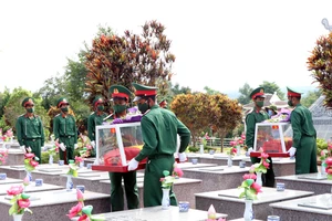 Kon Tum: Truy điệu và an táng 9 hài cốt liệt sĩ hy sinh trên đất bạn Lào