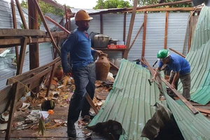 Gia Lai: Huy động lực lượng giúp dân dựng lại nhà bị tốc mái do mưa đá, lốc xoáy