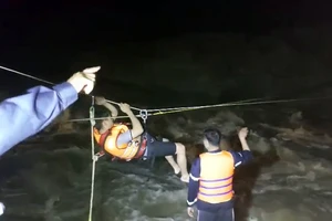 Giải cứu thành công 3 người bị mắc kẹt 14 tiếng dưới chân đập thủy điện